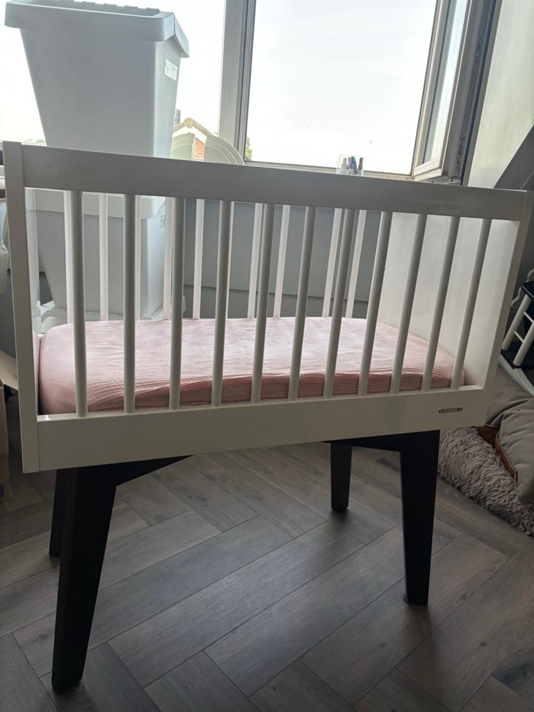 Kidsmill Sixties Wiegje - Wit met Zwarte Poten, Ophalen of Verzenden, Zo goed als nieuw, Wieg