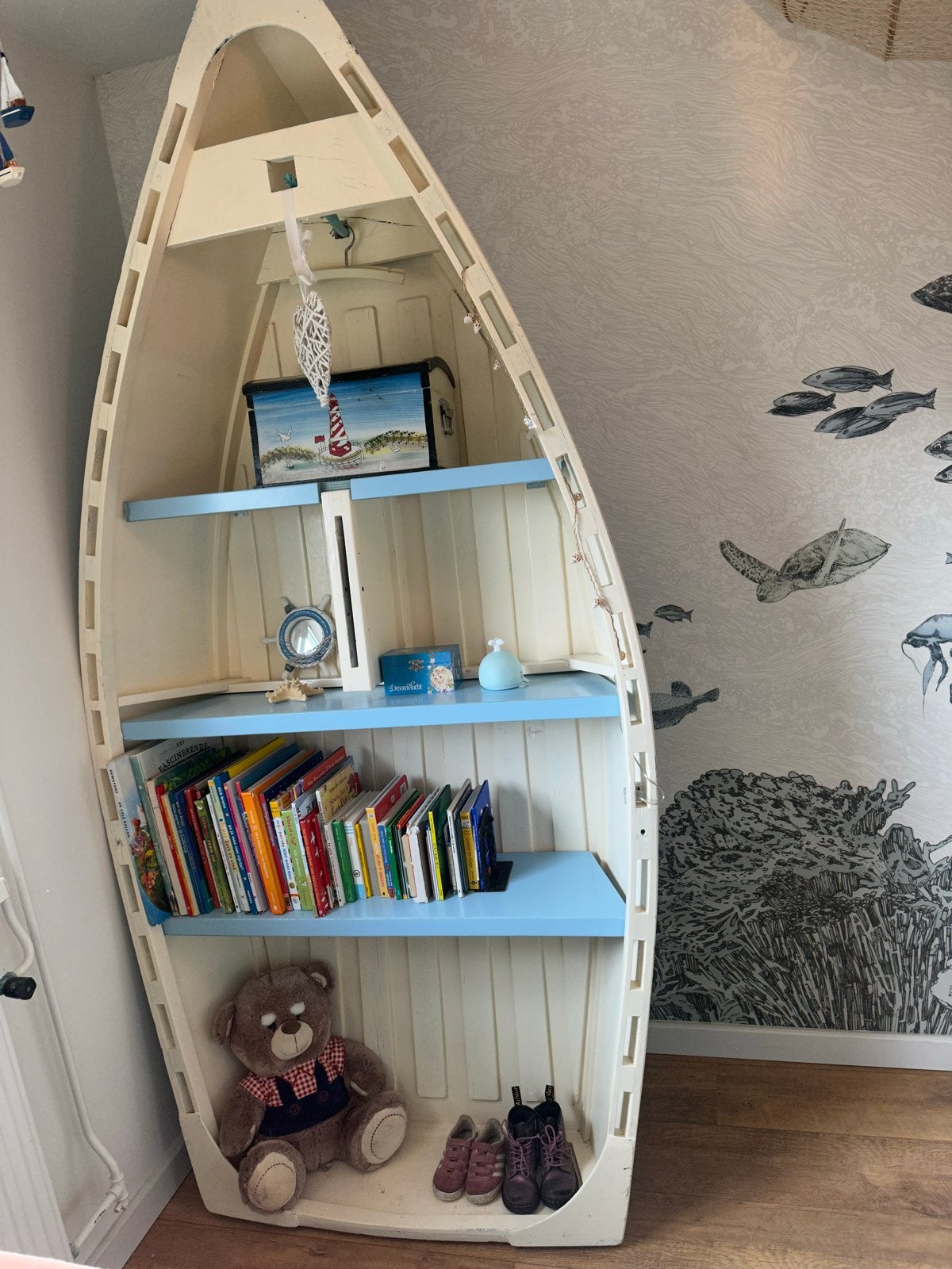 Unieke Boekenkast / kinderkast in Bootvorm - Maritieme Stijl, Ophalen, Met plank(en), 50 tot 100 cm, Zo goed als nieuw