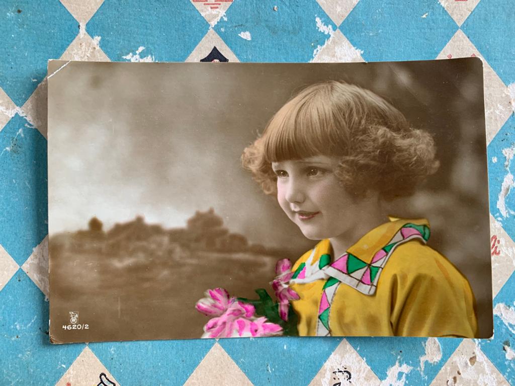 Meisje in gele jurk, Ophalen of Verzenden, 1920 tot 1940, Gelopen, Kinderen