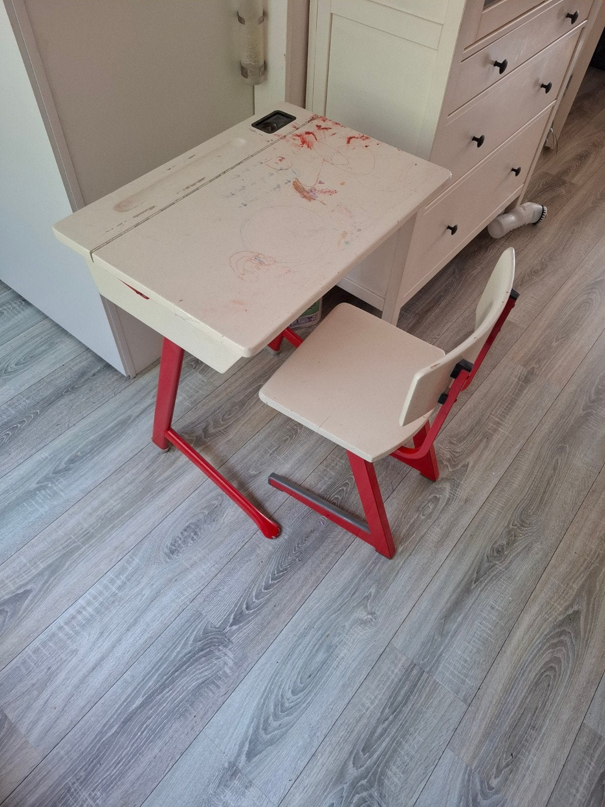GRATIS Bureautje/Lessenaartje, Ophalen, Gebruikt, Tafel(s) en Stoel(en)