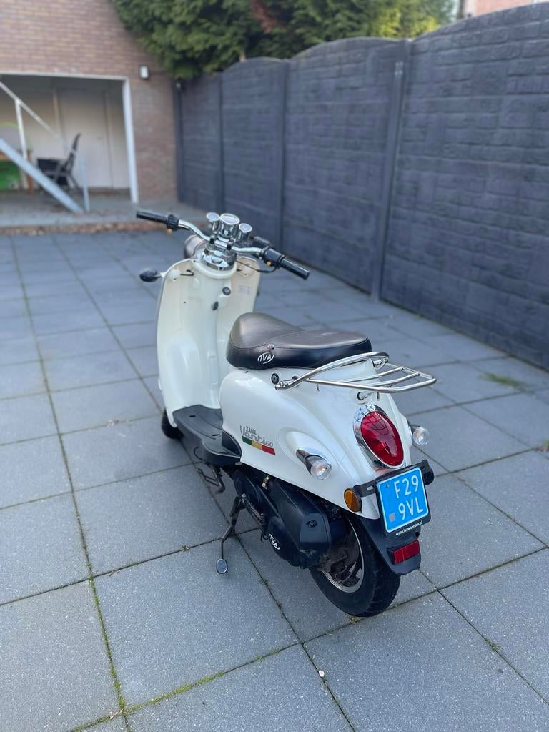 Iva Scooter 25km/u - Start altijd, lichte schade, Ophalen of Verzenden, Gebruikt, Benzine, Overige merken
