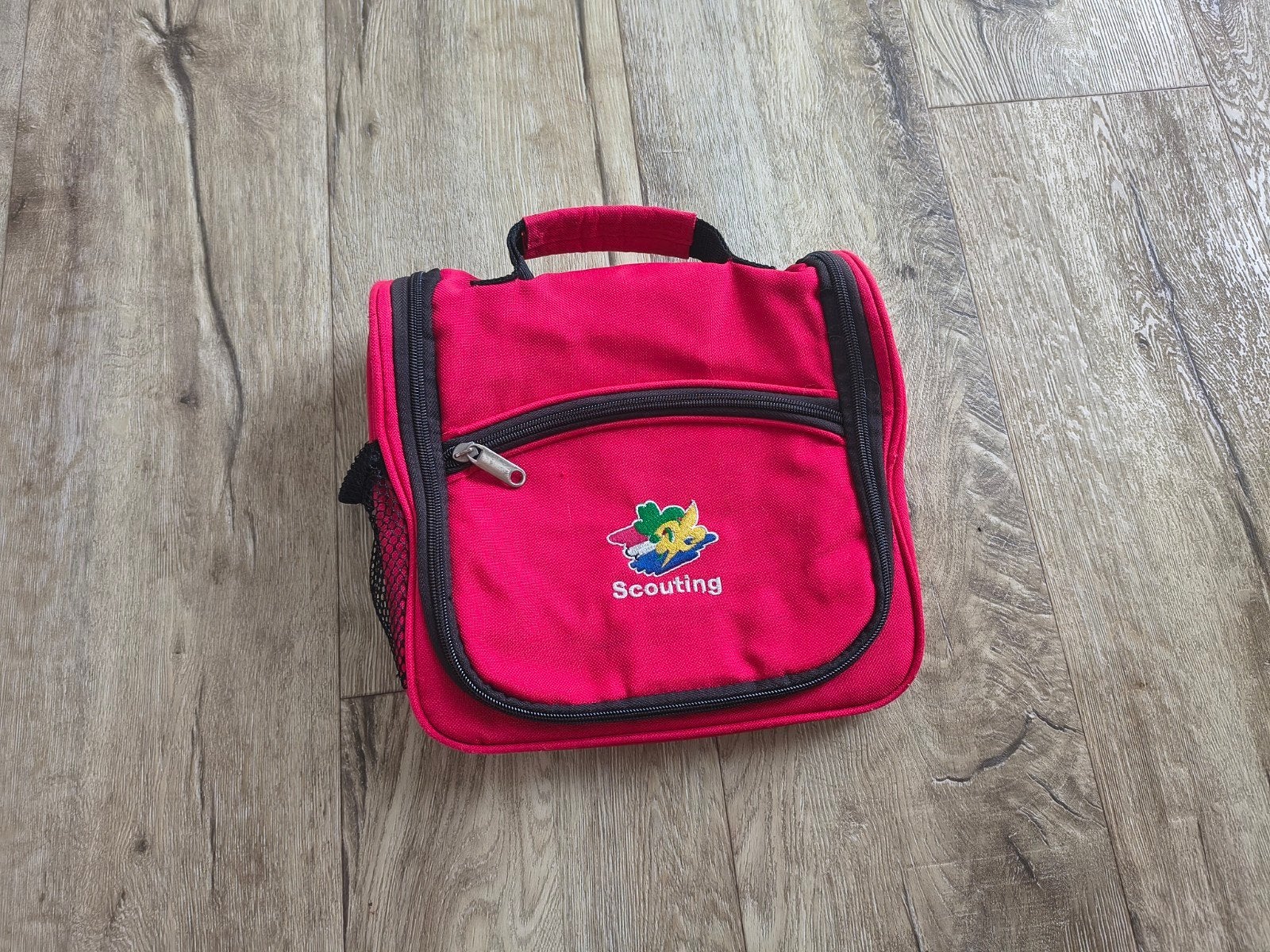 Mooie rode scouting toilettas met haak en vakken., Gebruikt, Onb, Overige typen, Ophalen of Verzenden