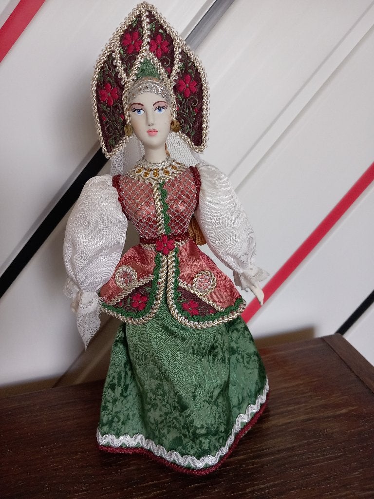 Russische poppen in traditionele kleding, Verzamelen, Poppen, Ophalen, Zo goed als nieuw, Pop