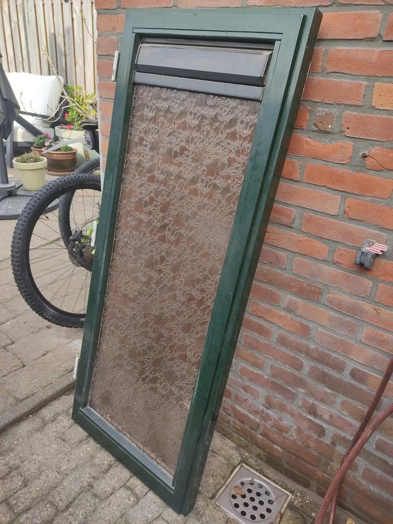 Hardhouten draairaam 137x56,5 cm met ventilatierooster, Ophalen, Gevelraam of Ruit, Gebruikt, Minder dan 80 cm