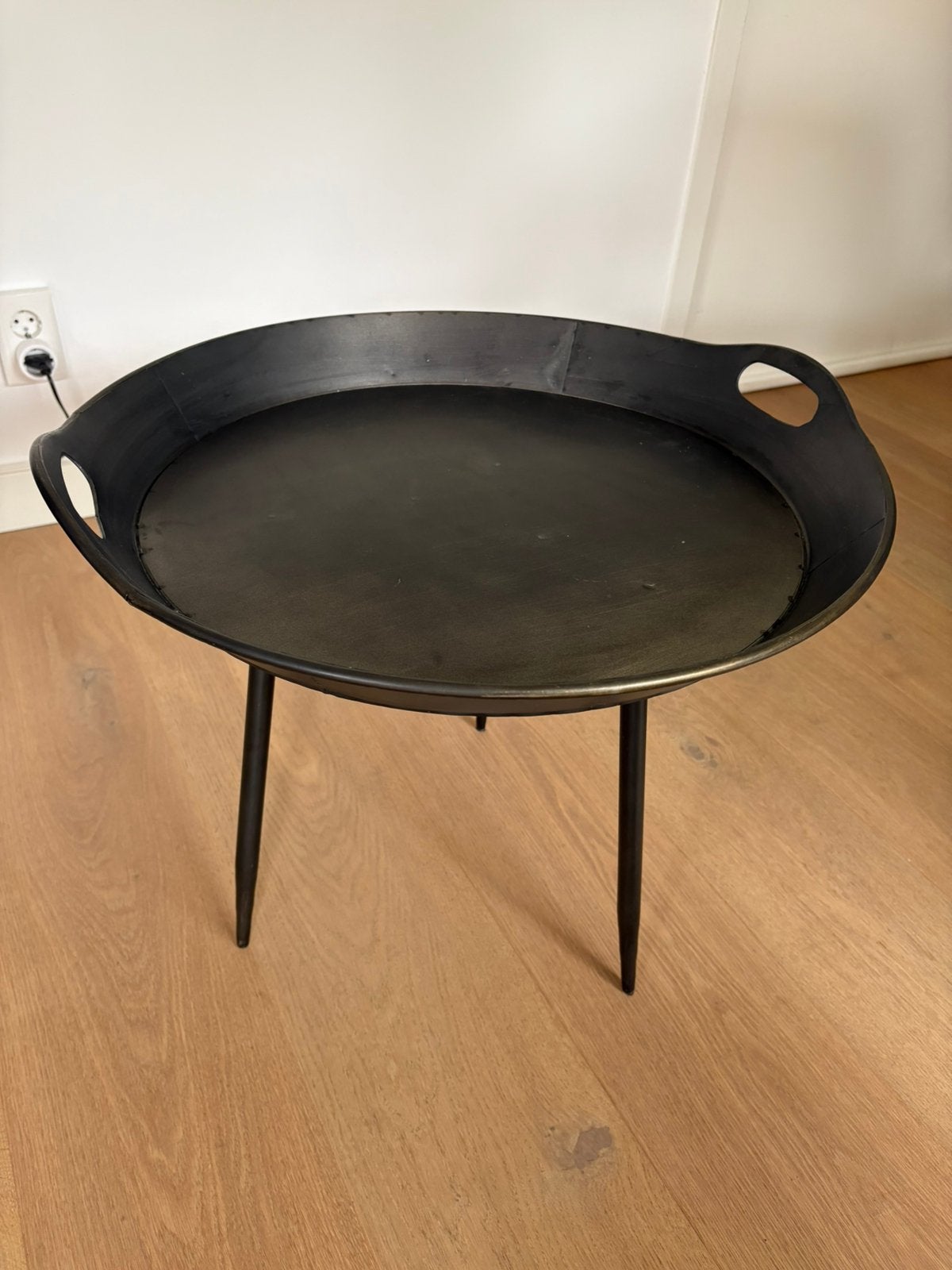 Zwart metalen bijzettafel, Huis en Inrichting, Tafels | Bijzettafels, Metaal of Aluminium, Rond, 55 tot 75 cm, Zo goed als nieuw