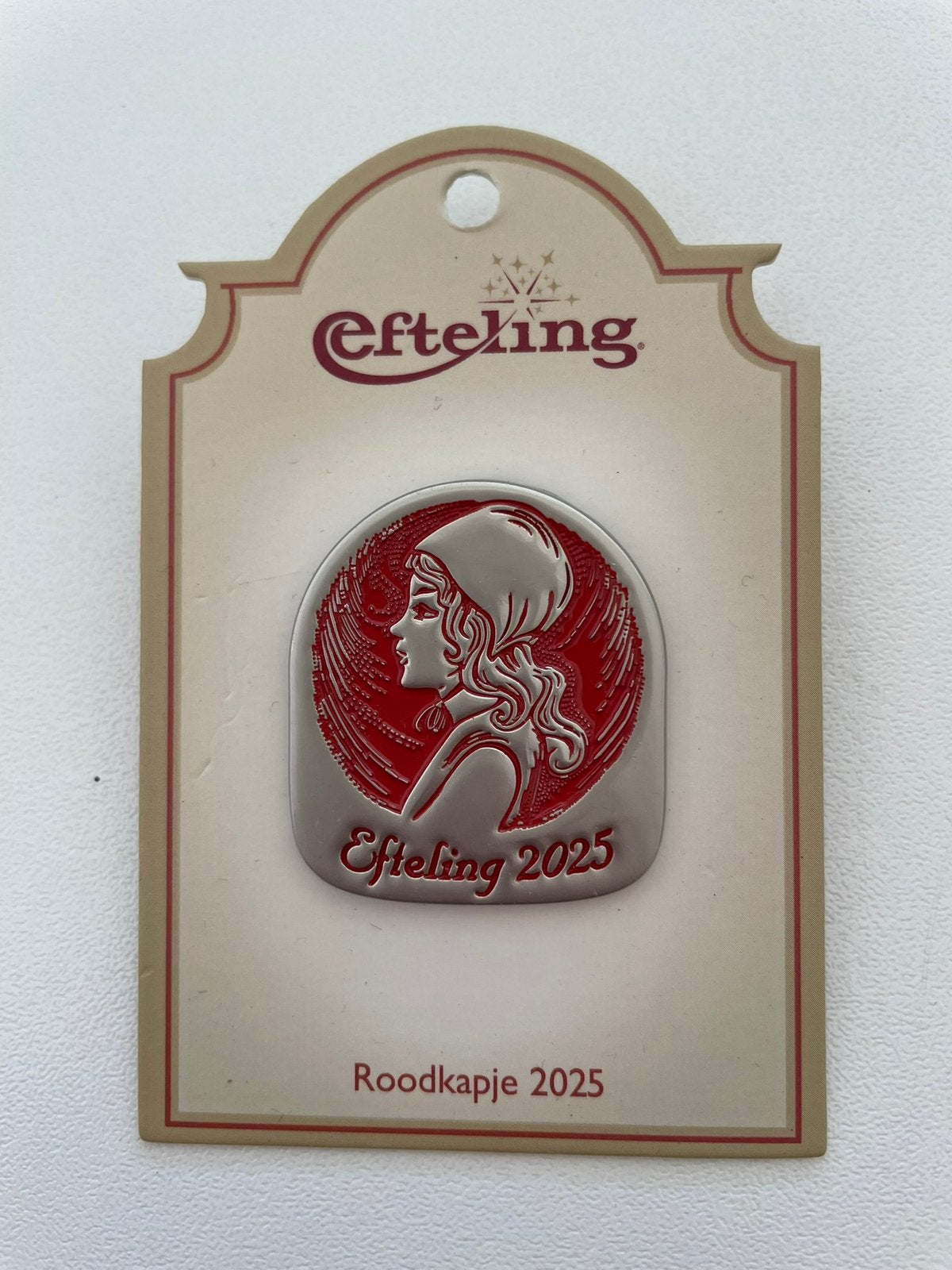 Efteling pin Roodkapje 2025 op kaartje EPP 482, Verzamelen, Efteling, Ophalen of Verzenden, Nieuw, Button of Speldje