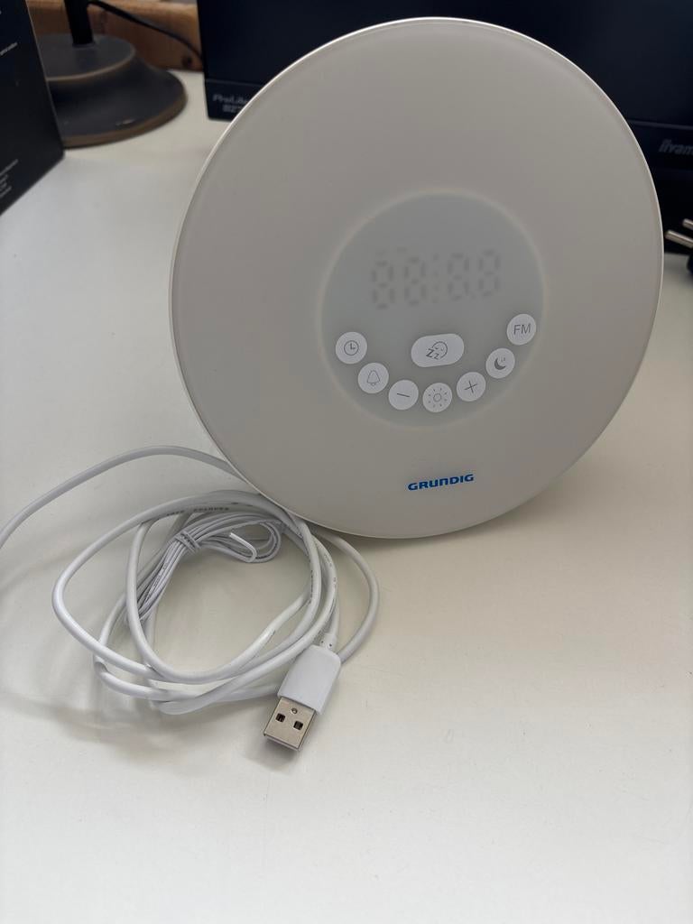Grundig Wake-up Light met Radio en USB-aansluiting (3 stuks), Witgoed en Apparatuur, Wekkers, Ophalen of Verzenden, Zo goed als nieuw