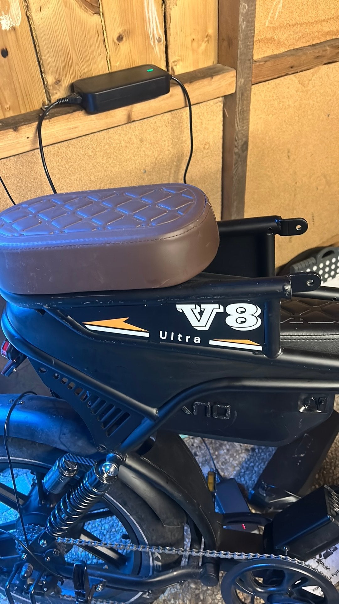 achterzitje v8 ultra bruin, Ophalen, Zo goed als nieuw