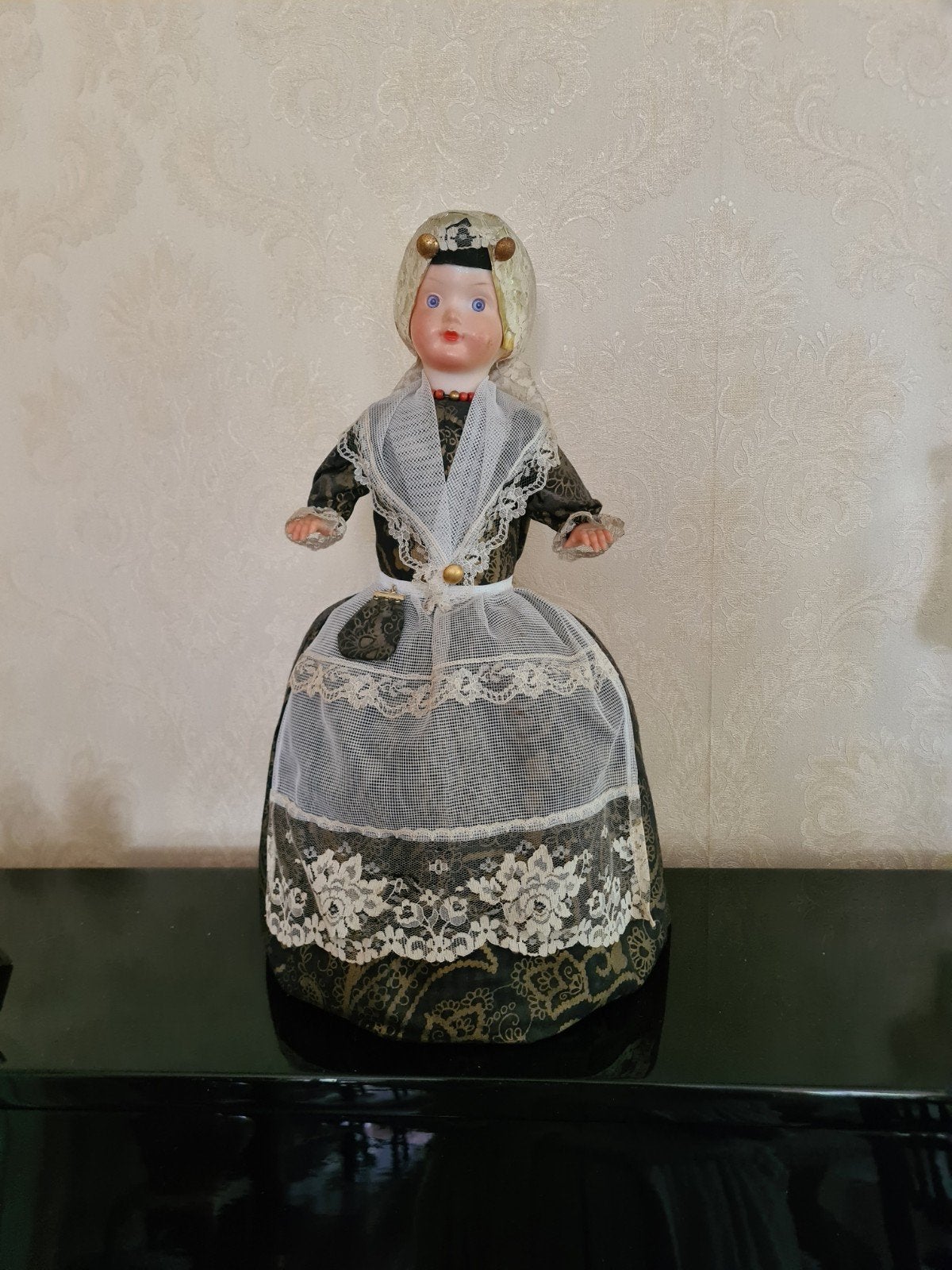 Theemuts met Groninger klederdracht, Ophalen of Verzenden