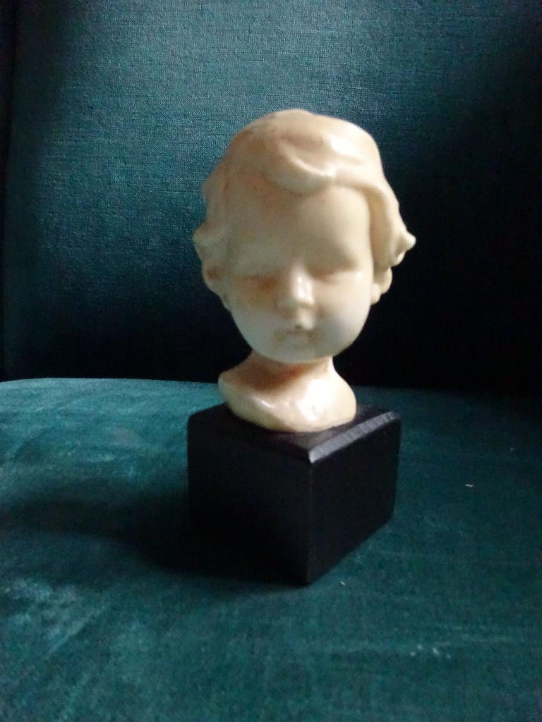 Wit Goebel Duitsland kopje op houten sokkel, Antiek en Kunst, Kunst | Beelden en Houtsnijwerken, Minder dan 20 cm, Art deco, Buste