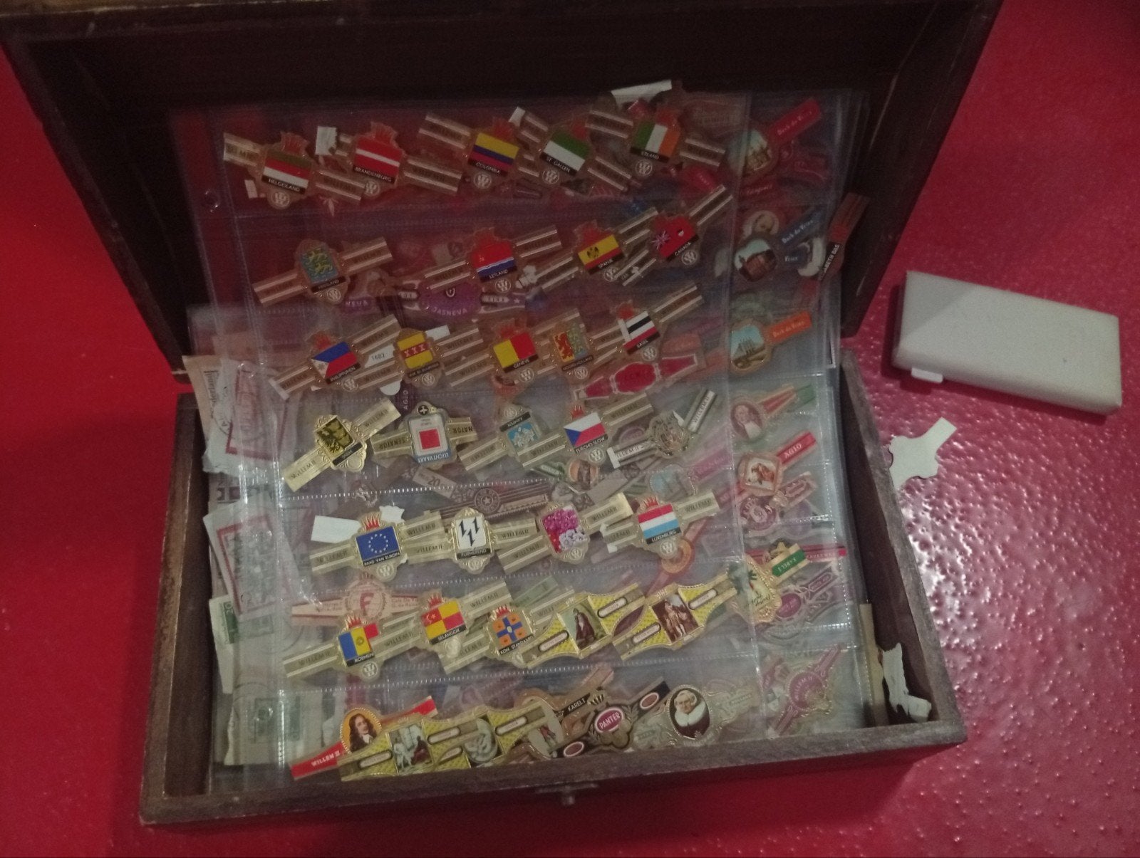 Verzameling van sigarenbandjes en postzegels in kistje, Ophalen
