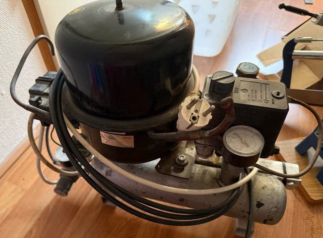 Gebruikte compressor met drukschakelaar en manometer, Ophalen, Gebruikt, 6 tot 10 bar, Minder dan 200 liter/min