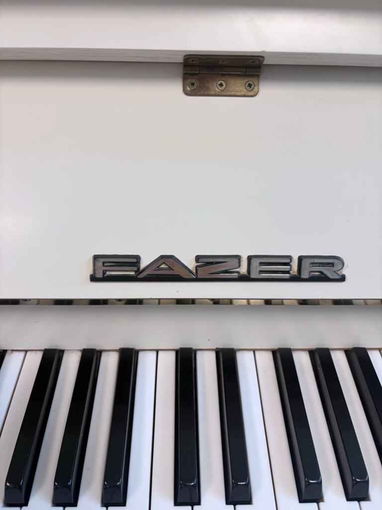 Witte Fazer Piano - Gebruikte staat, Muziek en Instrumenten, Piano's, Ophalen, Zo goed als nieuw, Wit, Piano