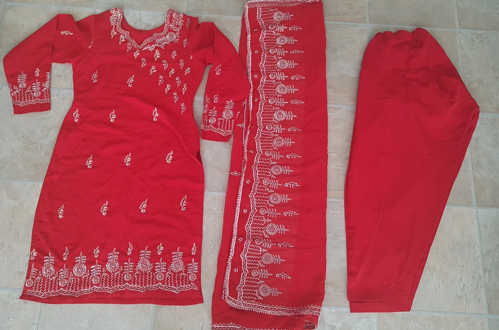 Rode Indiase Hindoestaan Salwar Kameez met Zilver gota werk, Overige typen, Nieuw, Ophalen of Verzenden, Onbekend