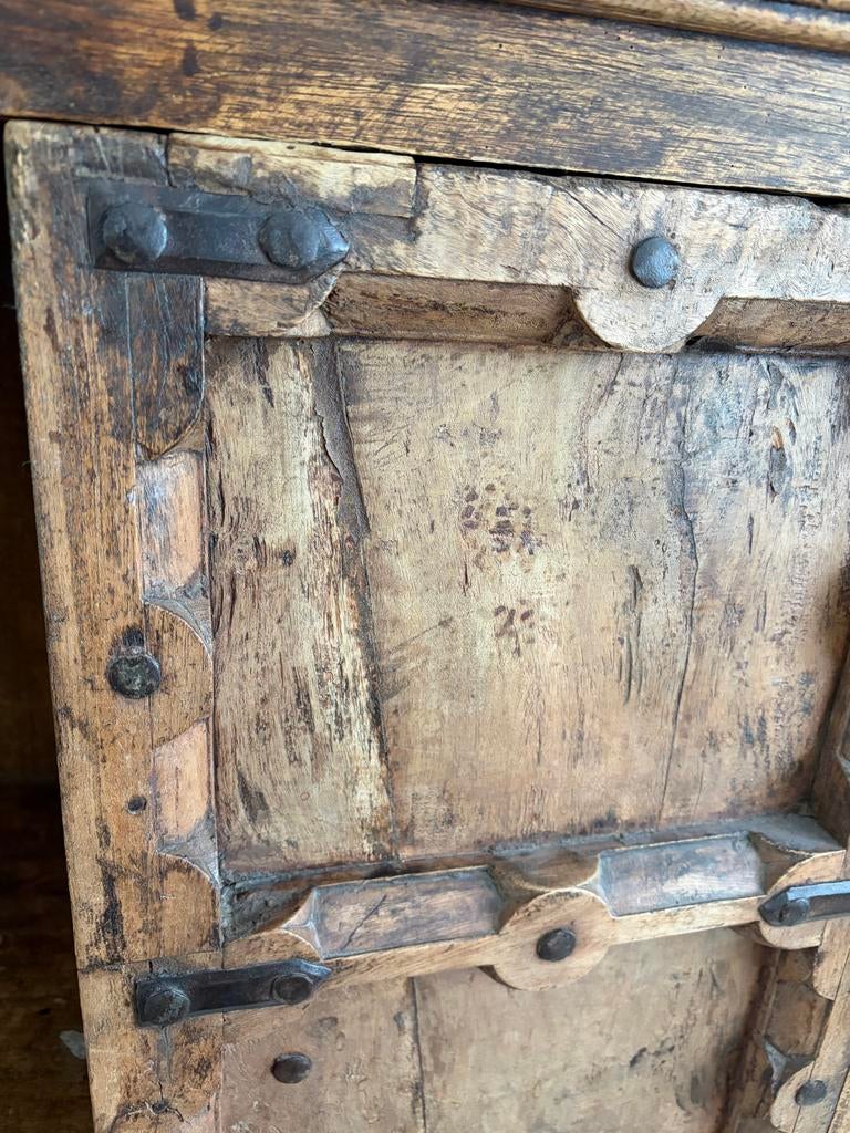 Antieke Indiase kast met metalen details, Ophalen