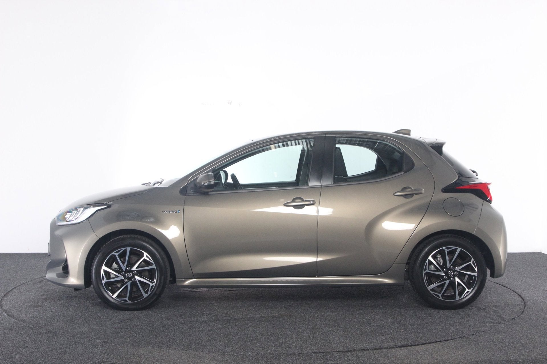 Toyota Yaris 1.5 Hybrid Dynamic, Auto's, Dealer onderhouden, Gebruikt, Euro 6, Bruin