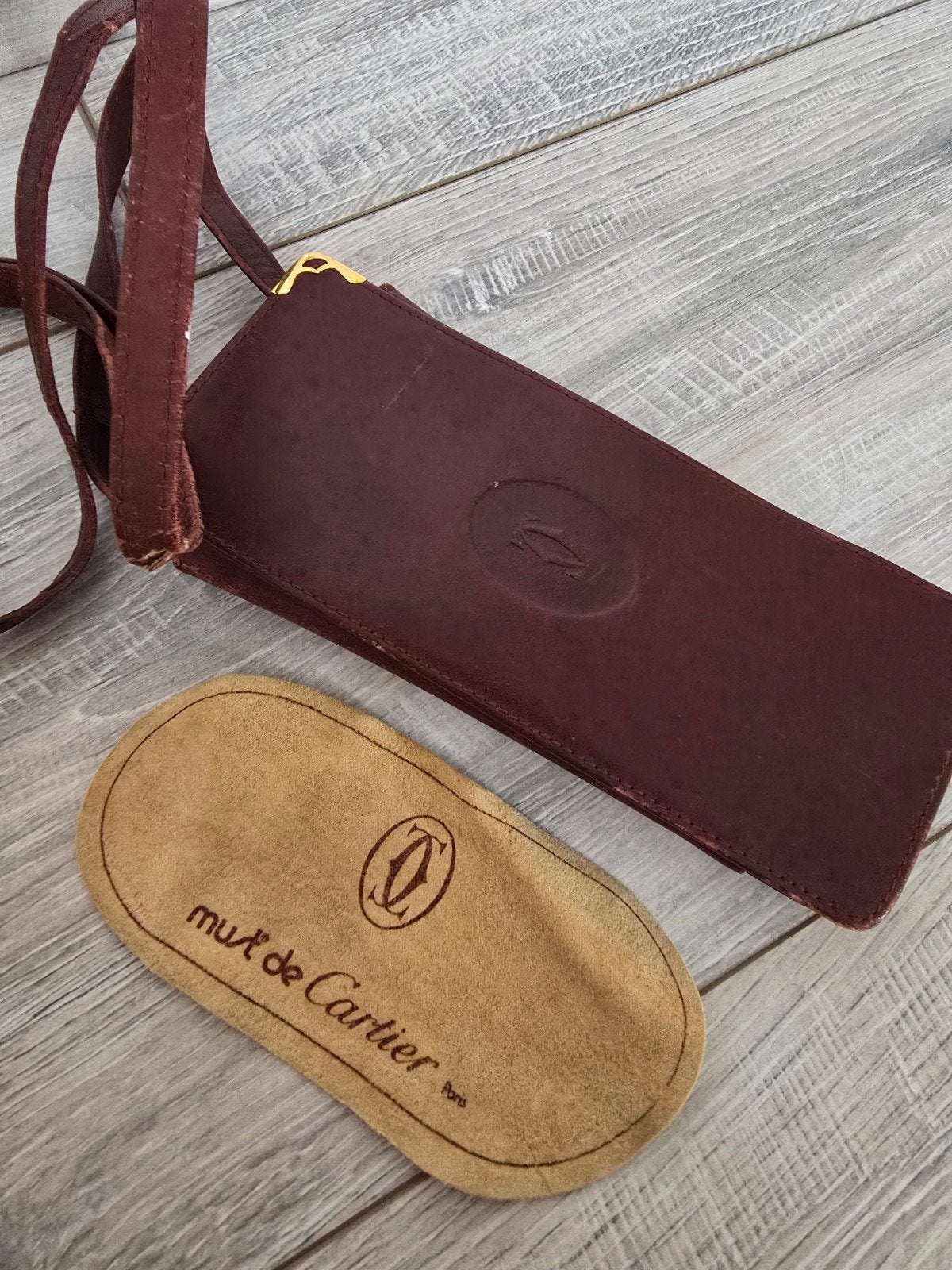 Vintage zeldzame leren Cartier bril koker met koord, Overige merken, Gebruikt, Ophalen of Verzenden, Rood
