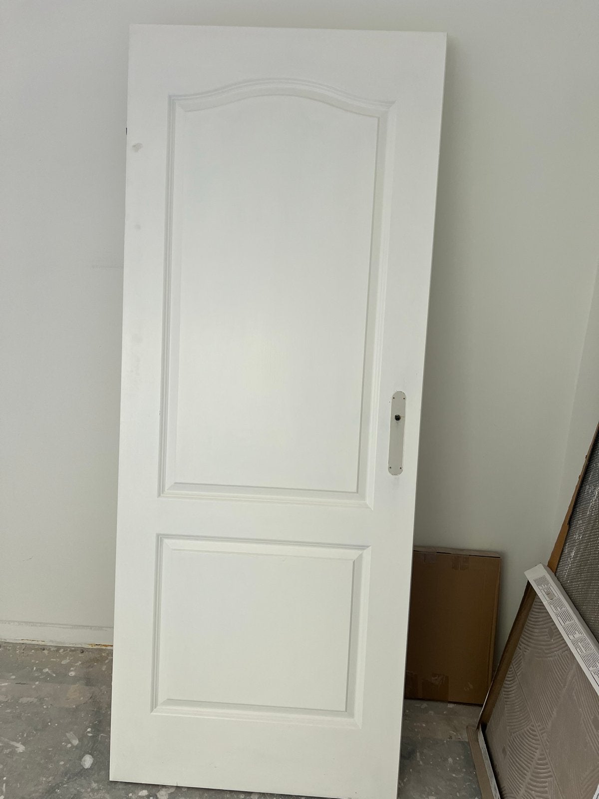 Witte binnendeur met paneeldetails en deurbeslag, Doe-het-zelf en Verbouw, Deuren en Horren, Ophalen, Gebruikt, 80 tot 100 cm
