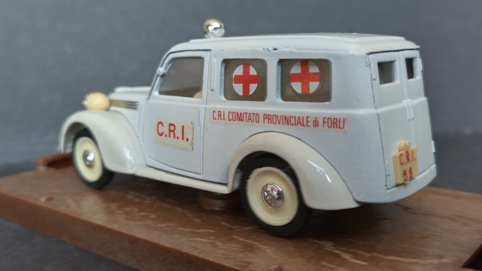 Fiat 1100 E Ambulance Crosse Rossa 1:43 Brumm Pol, Hobby en Vrije tijd, Modelauto's | 1:43, Overige merken, Auto, Verzenden, .
