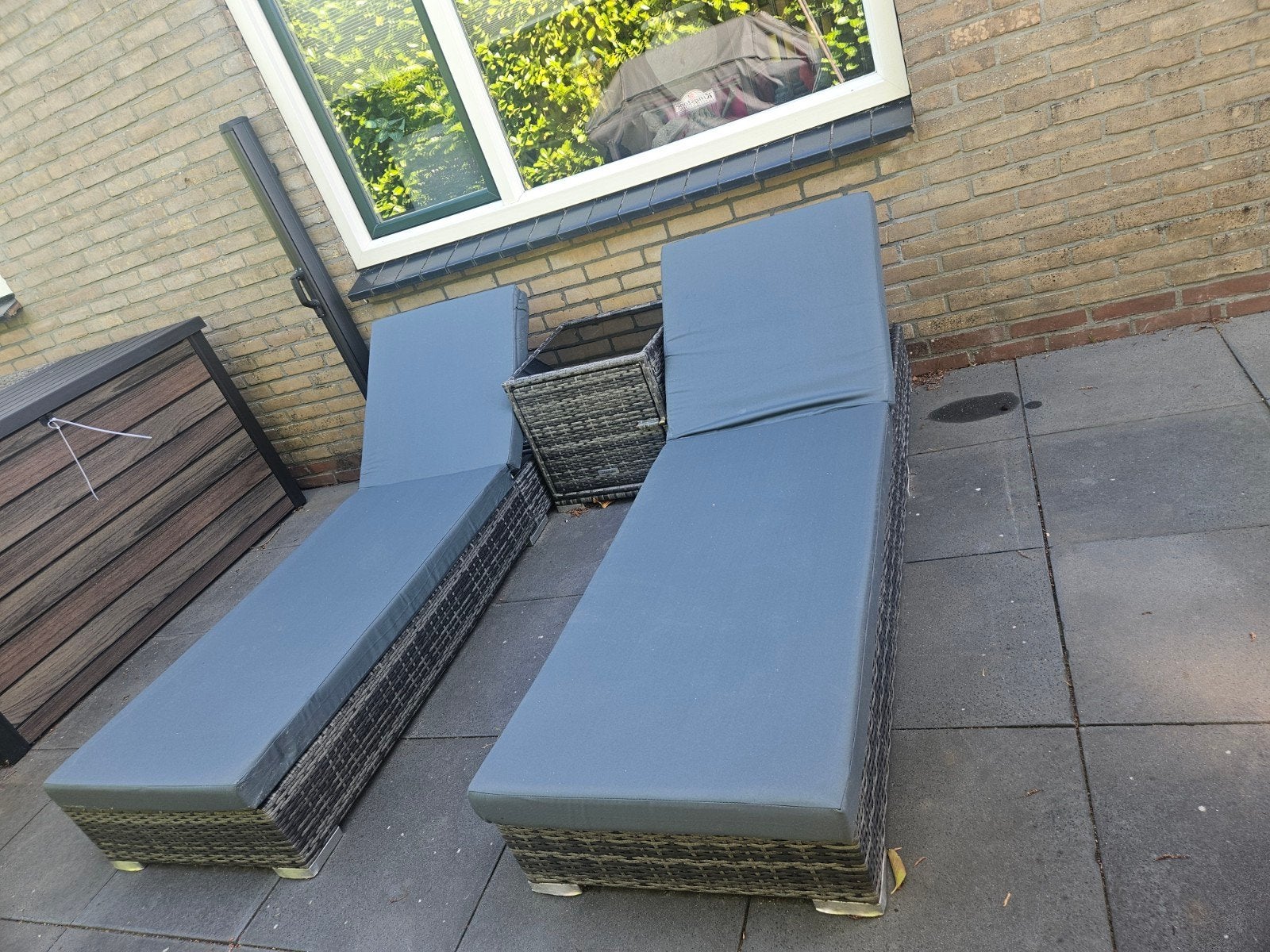 Twee ligstoelen met tafel en kussens, Tuin en Terras, Ligbedden, Ophalen, Zo goed als nieuw
