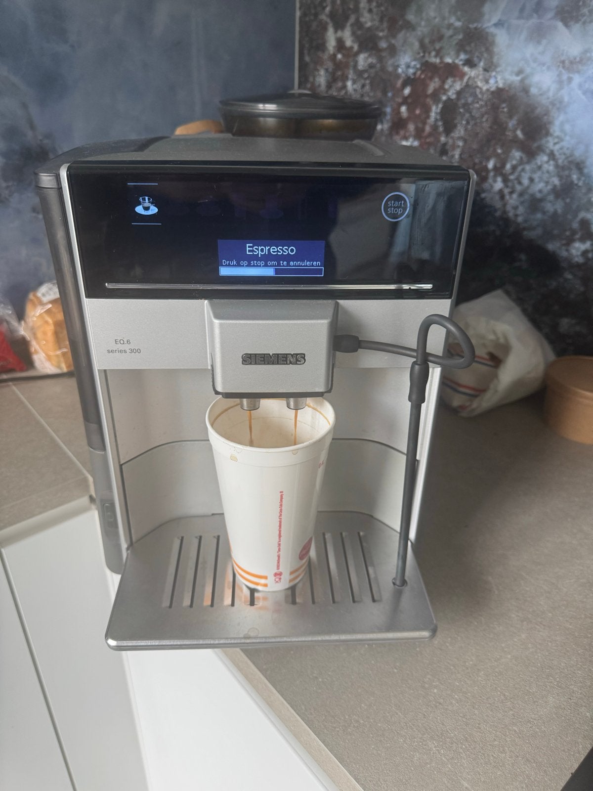 Siemens EQ.6 series 300 volautomatische espressomachine, Afneembaar waterreservoir, Gebruikt, Espresso apparaat, 1 kopje