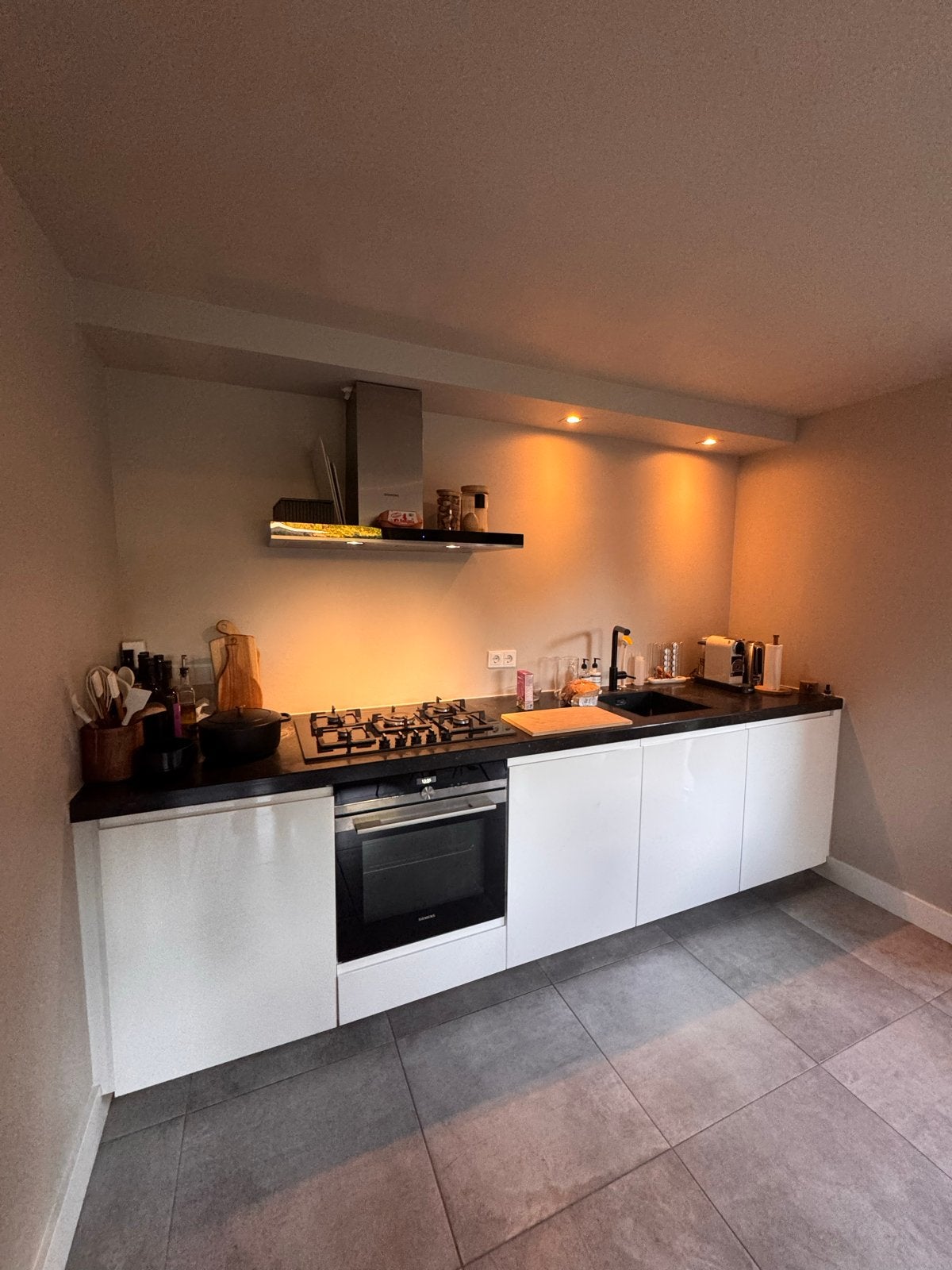 Moderne keuken met natuursteen blad en Siemens apparatuur, Ophalen, Gebruikt, Wit, Graniet of Steen
