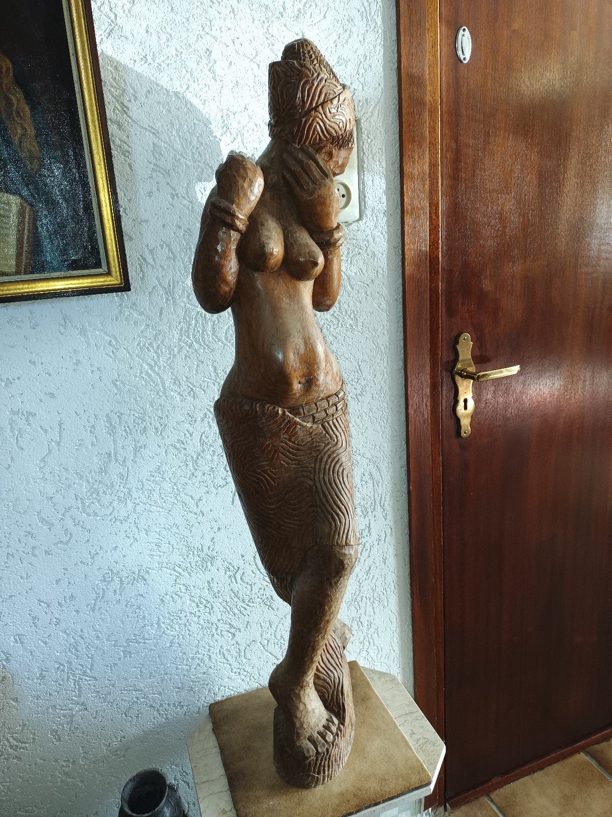 Bijzondere handgesneden houten sculptuur van een vrouw, Handgemaakt, Beeld, Hout, Bruin