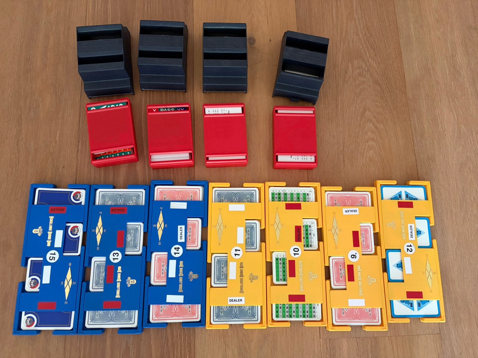 Bridge biedboxen/biddingboxes met bridgelaken, Drie of vier spelers, Ophalen of Verzenden, Gebruikt