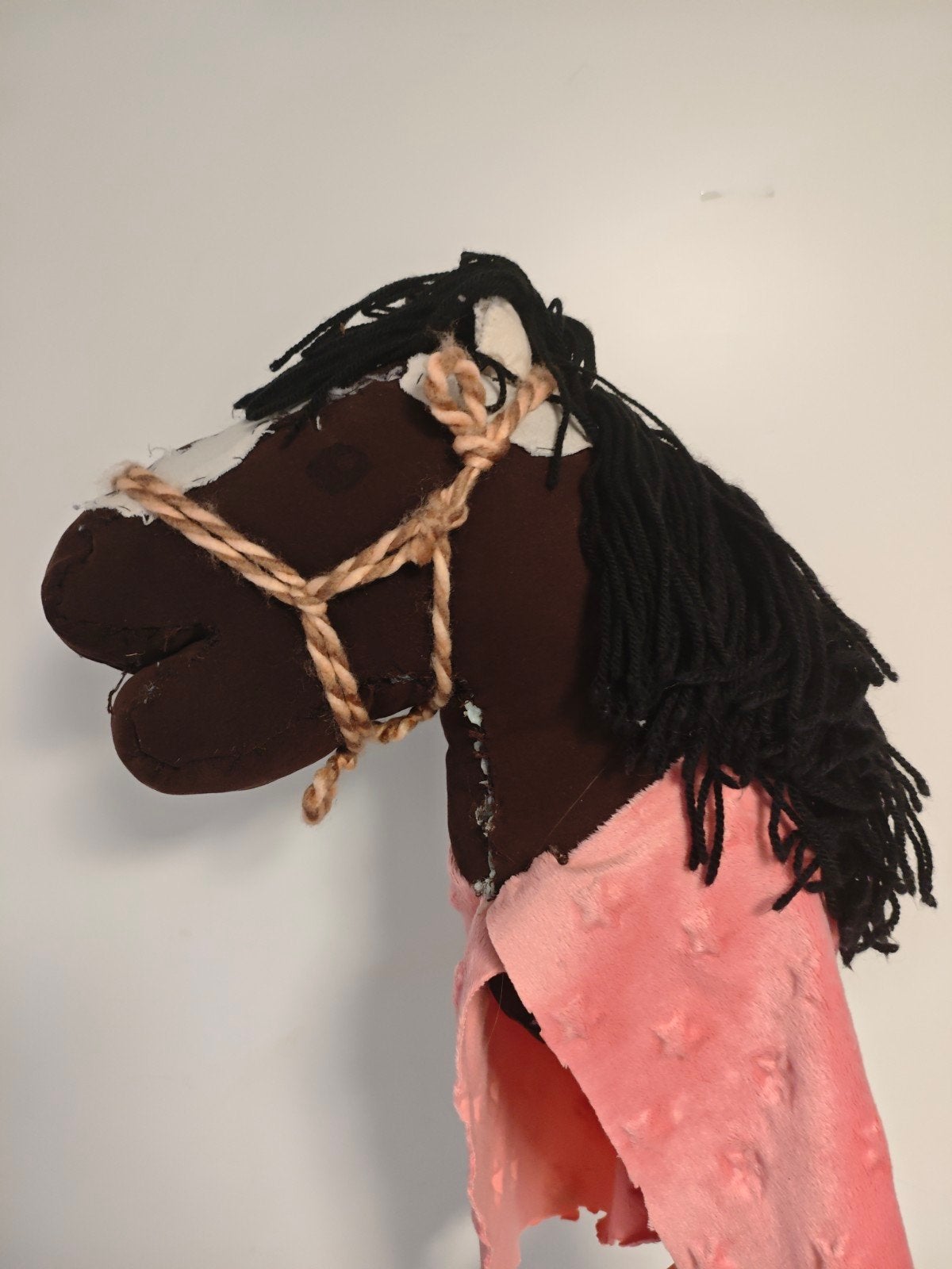 Schattige hobby horse met tuig, Eén persoon, Augustus