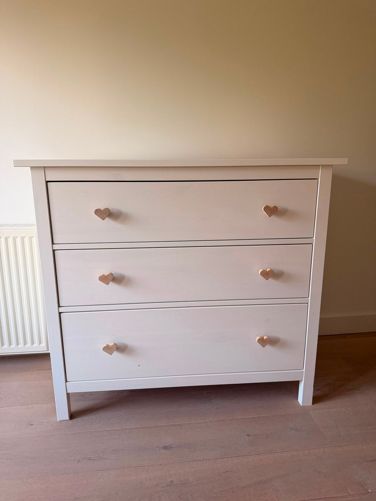 Ikea Hemnes ladekast met hartjesknoppen, Huis en Inrichting, Kasten | Ladekasten, Ophalen, Gebruikt, 100 tot 150 cm, 50 tot 100 cm