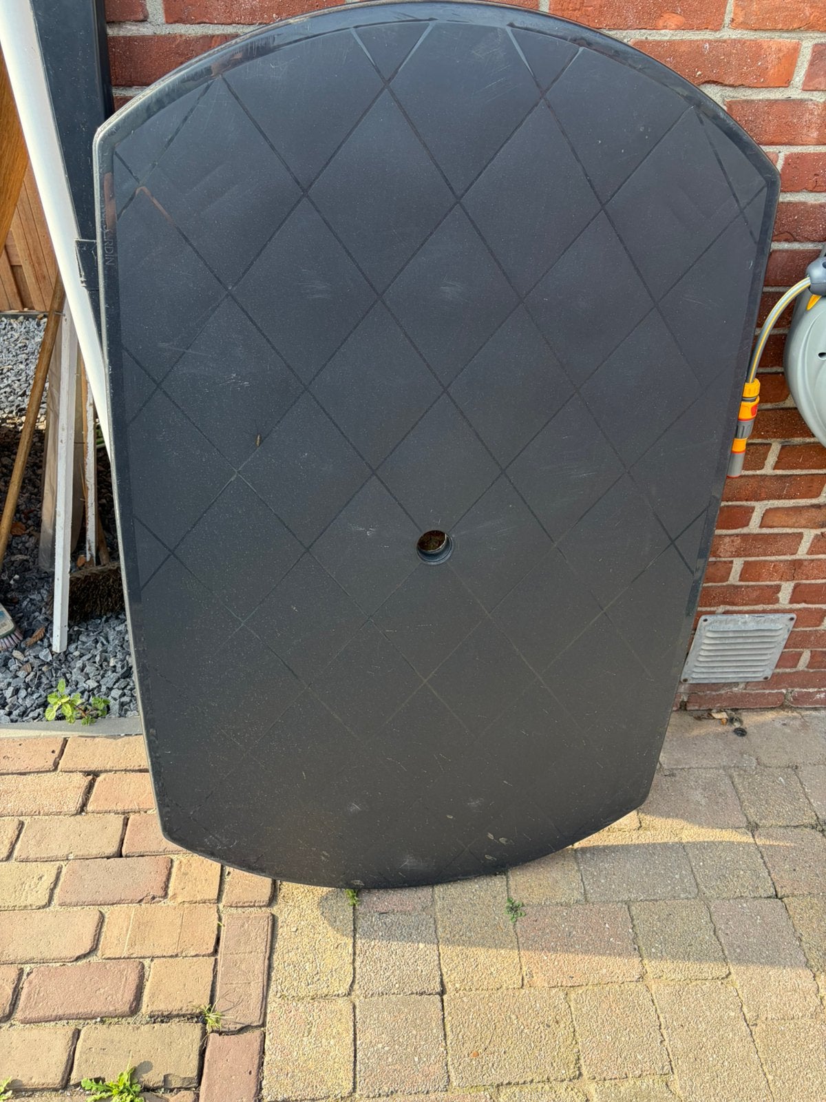 Tuintafel met 3 poten. 1 poot ontbreekt., Ophalen, Zo goed als nieuw, Rechthoekig