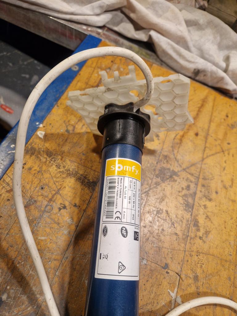 Somfy Rolluikmotor inclusief afstandsbediening en oprolbuis, Ophalen, Gebruikt, Wit, 200 cm of meer