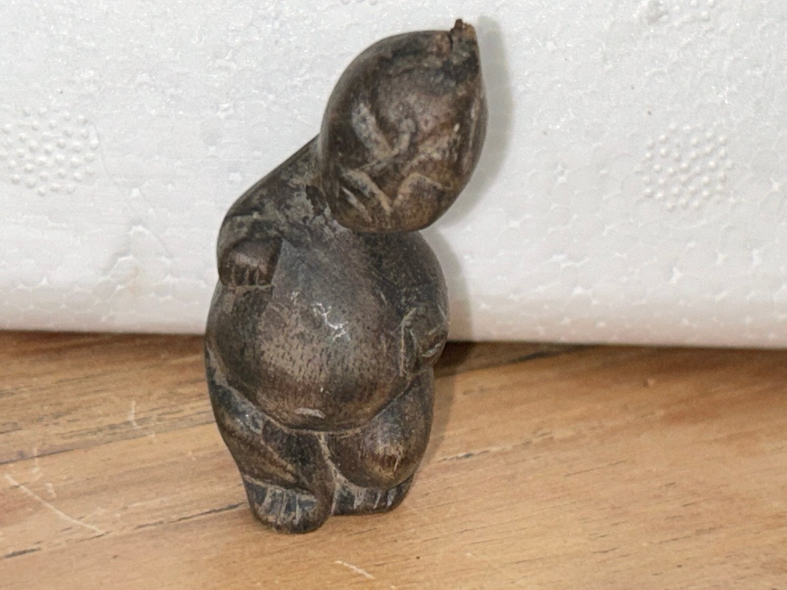Klein houten beeldje Aziatisch, Antiek en Kunst, Minder dan 20 cm, Ophalen of Verzenden, Handgemaakt, Beeld