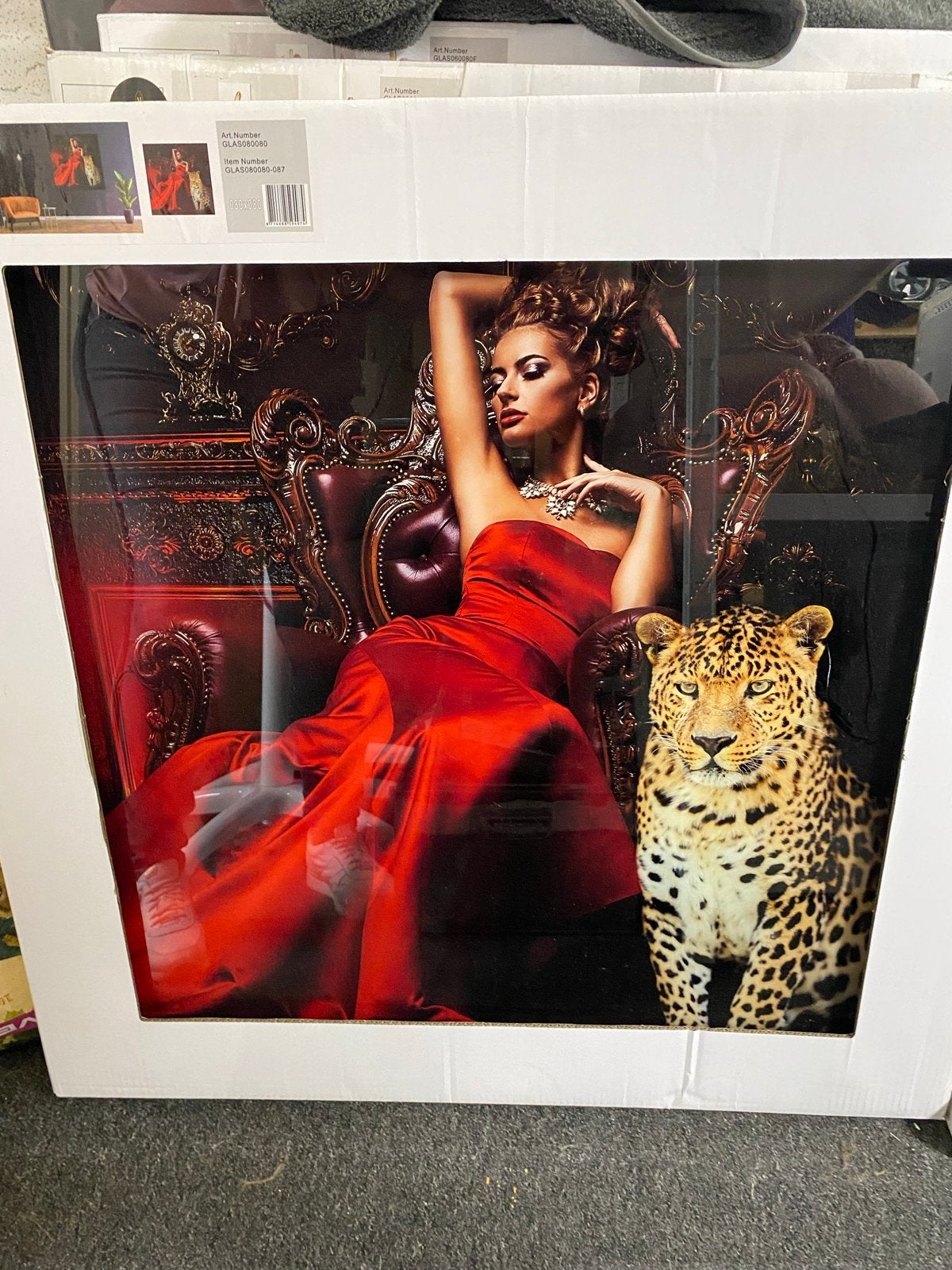 Modern Glas Schilderij 80x80 cm - Vrouw in Rood met Luipaard, Antiek en Kunst, Kunst | Schilderijen | Modern, Ophalen, Figuren