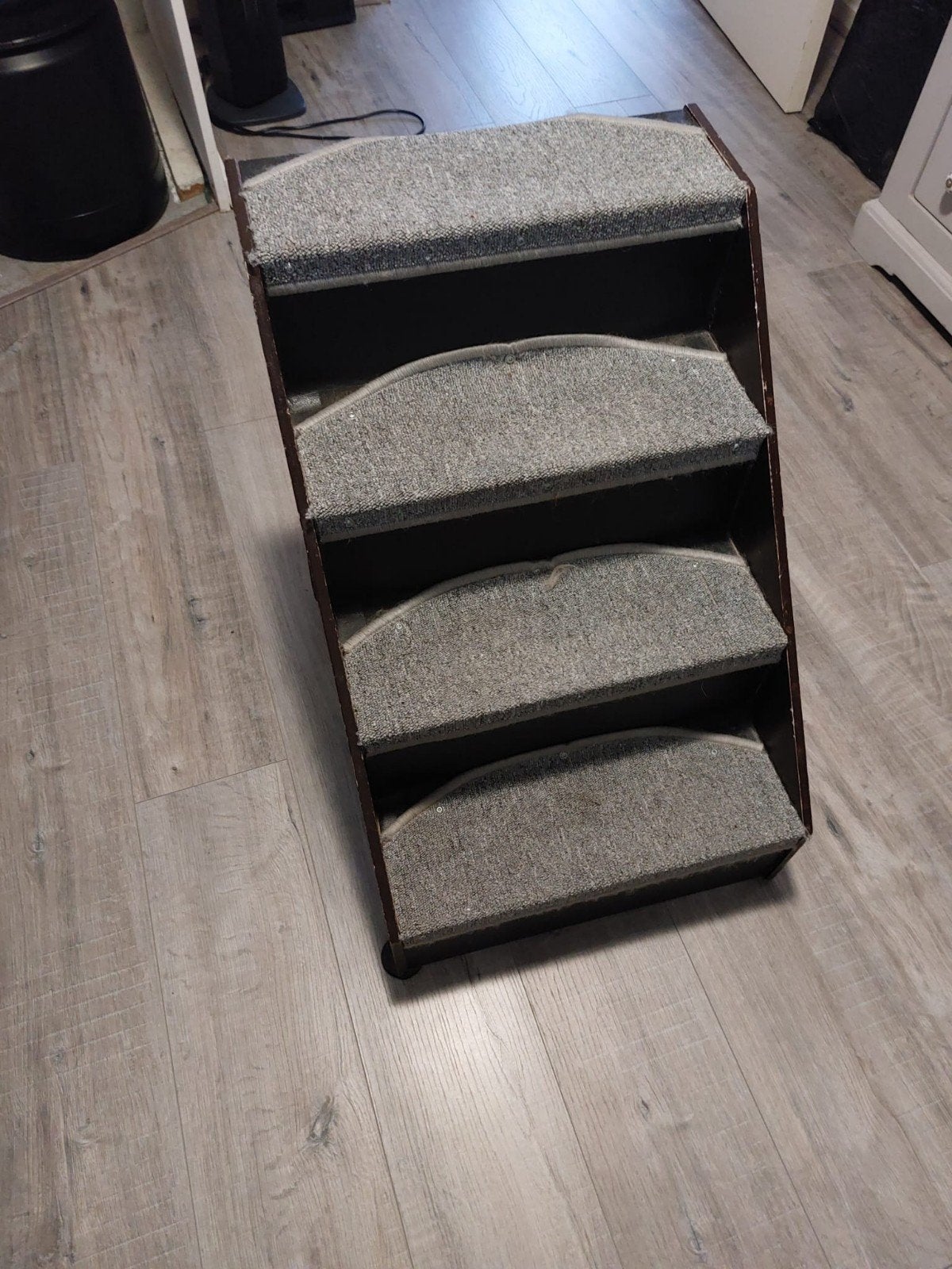 Stevige hondentrap donkerbruin met antislip tapijt., Ophalen, Gebruikt