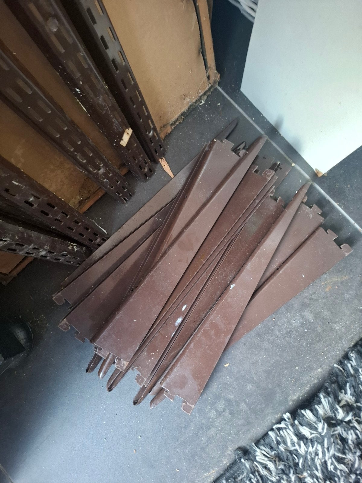16 Metalen dragers voor stellingkasten en legplanken, Ophalen, Gebruikt