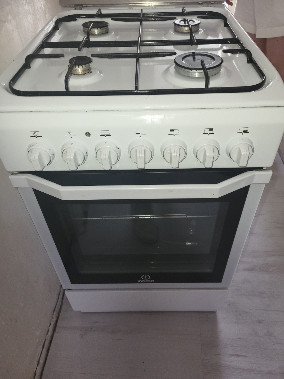 Indesit Vrijstaand Gasfornuis met Oven - Wit, Witgoed en Apparatuur, Fornuizen, Gebruikt, Gas, 85 tot 90 cm, 4 kookzones