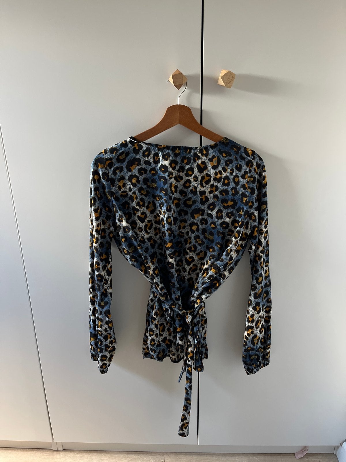 Leopard print blouse met strikdetail Sisters Point M, Ophalen of Verzenden, Zo goed als nieuw, Maat 38/40 (M), Blauw