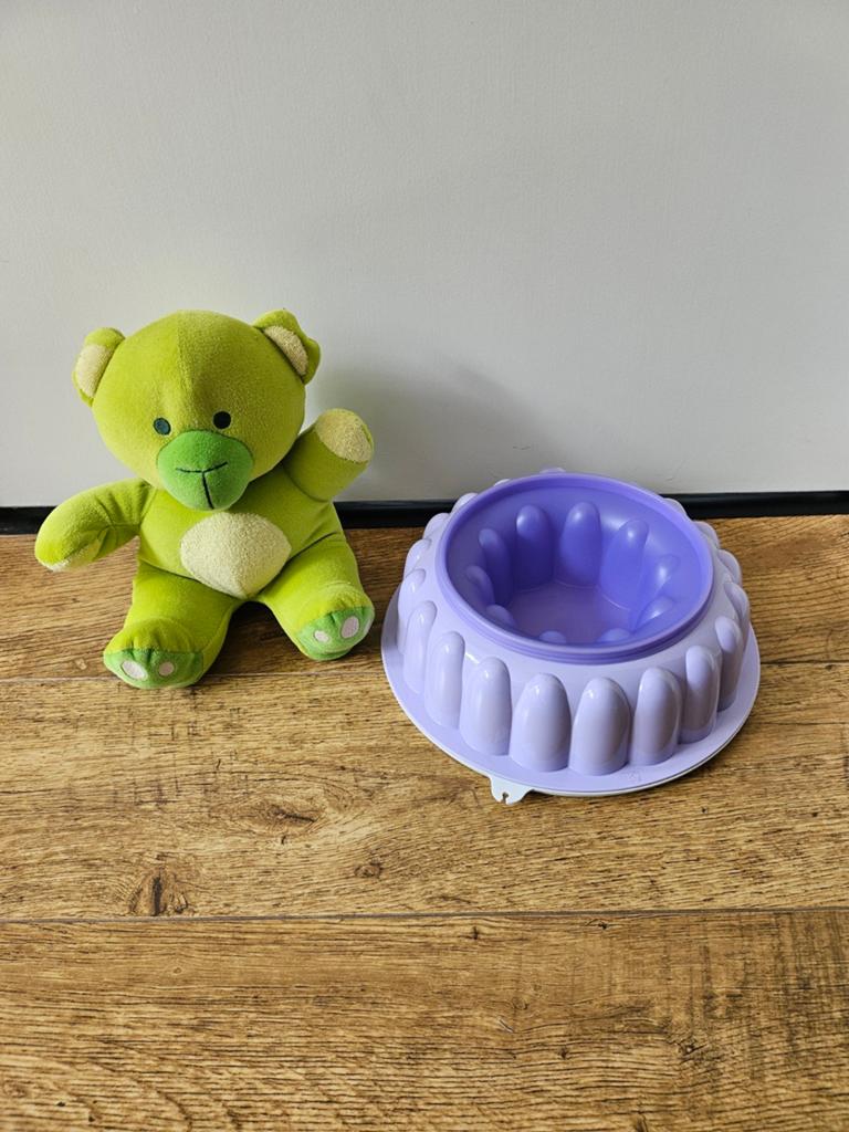 Tupperware lila witte puddingvorm- 23 cm, Huis en Inrichting, Keuken | Tupperware, Ophalen of Verzenden, Zo goed als nieuw, Paars