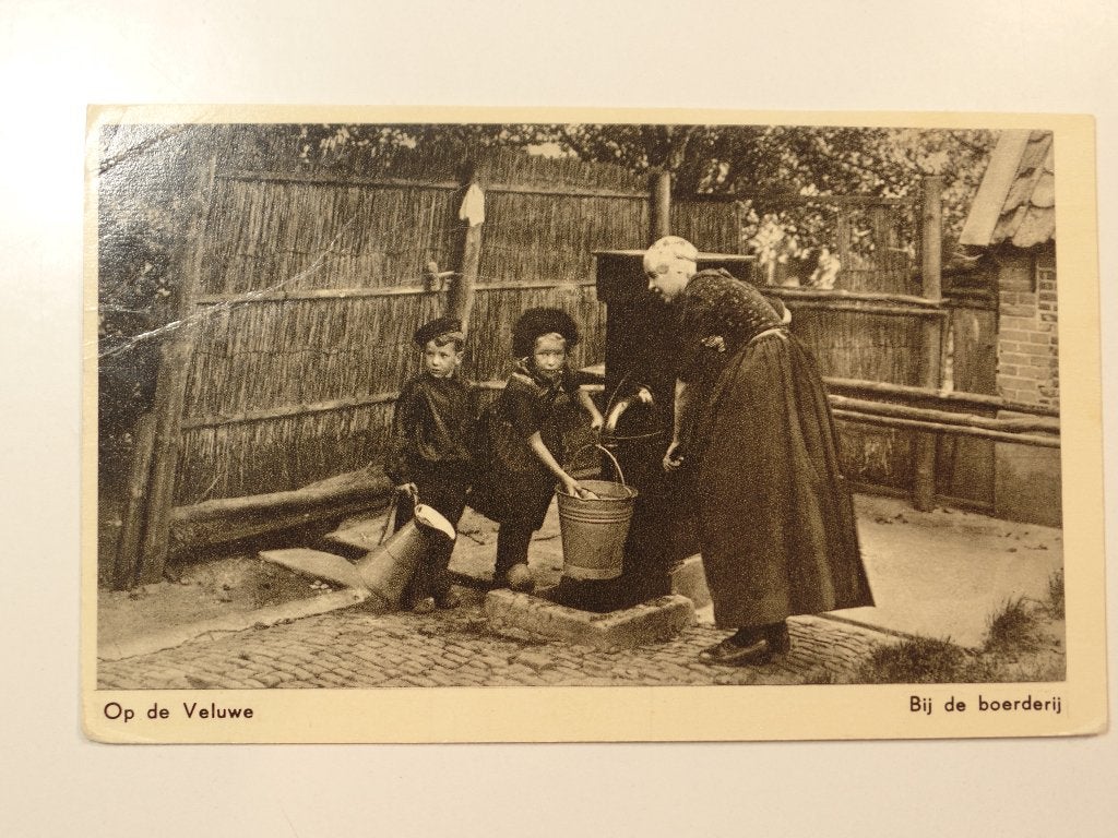 Op De Veluwe Klederdracht 3, Verzamelen, Ansichtkaarten | Nederland, Ophalen of Verzenden, 1940 tot 1960, Gelopen, Gelderland