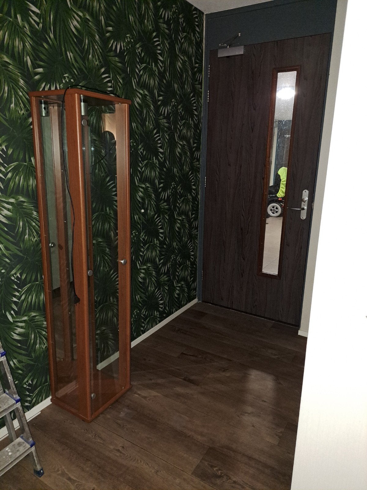 Te koop mooie nette Vitrinekast ziet er als nieuw uit, Ophalen, 50 tot 100 cm, Zo goed als nieuw, Kersenhout