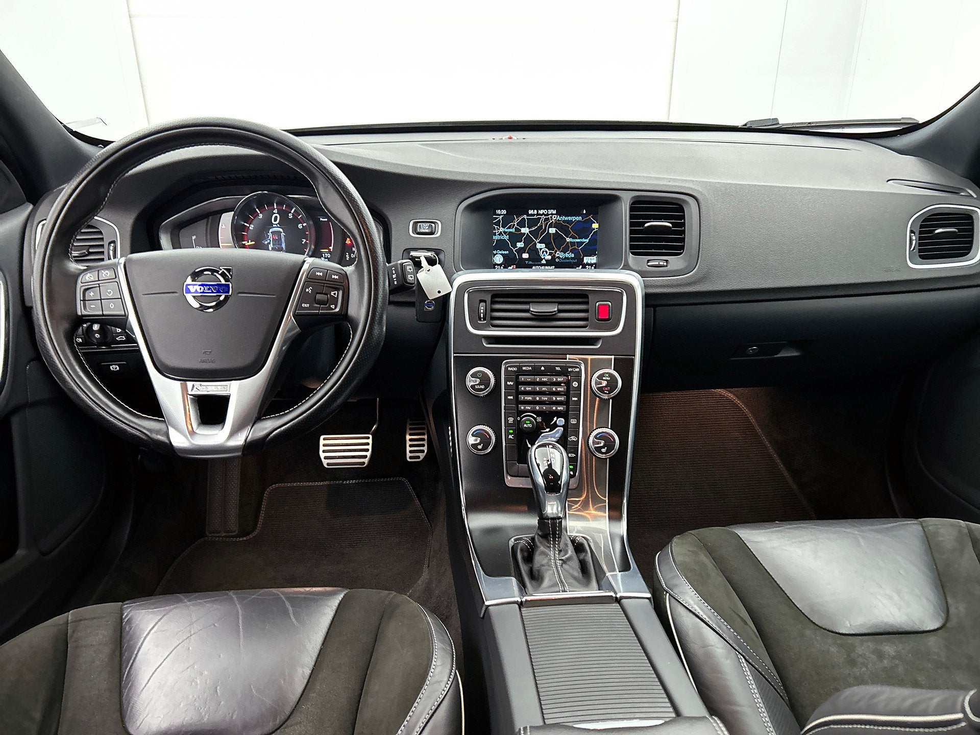 Volvo V60 1.5 T3 R-Design (NL-auto, Goed OnderH, Trekhaak, N, 4 cilinders, Automatische klimaatregeling, Origineel Nederlands