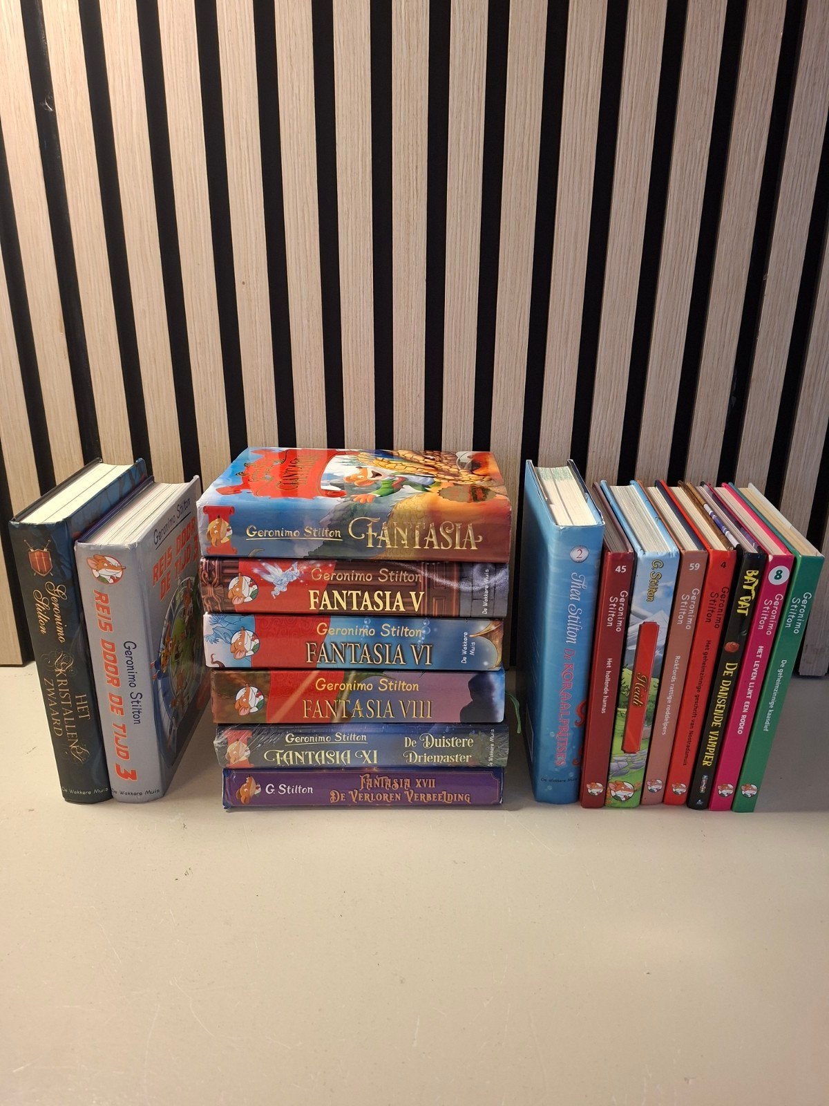 Fantasia - Geronimo Stilton en Thea Stilton, Boeken, Fantasy, Zo goed als nieuw, Ophalen of Verzenden