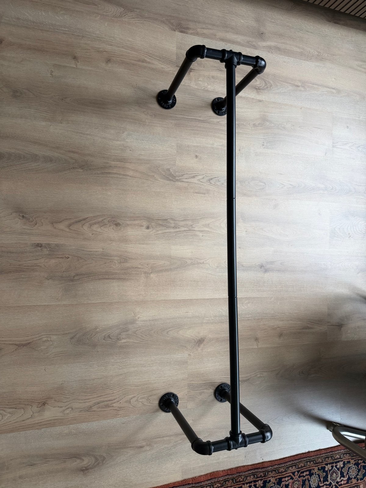 Zwarte industriële wandkapstok, Huis en Inrichting, Woonaccessoires | Kapstokken, Gebruikt, 100 tot 150 cm, Metaal, Ophalen