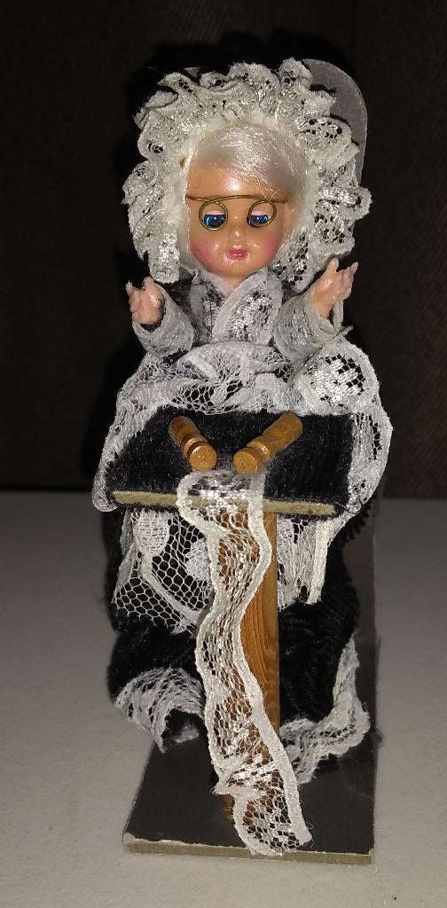 Belgisch kantklossend poppetje (v) uit Brugge. Rosaline, Ophalen of Verzenden, Gebruikt, Pop