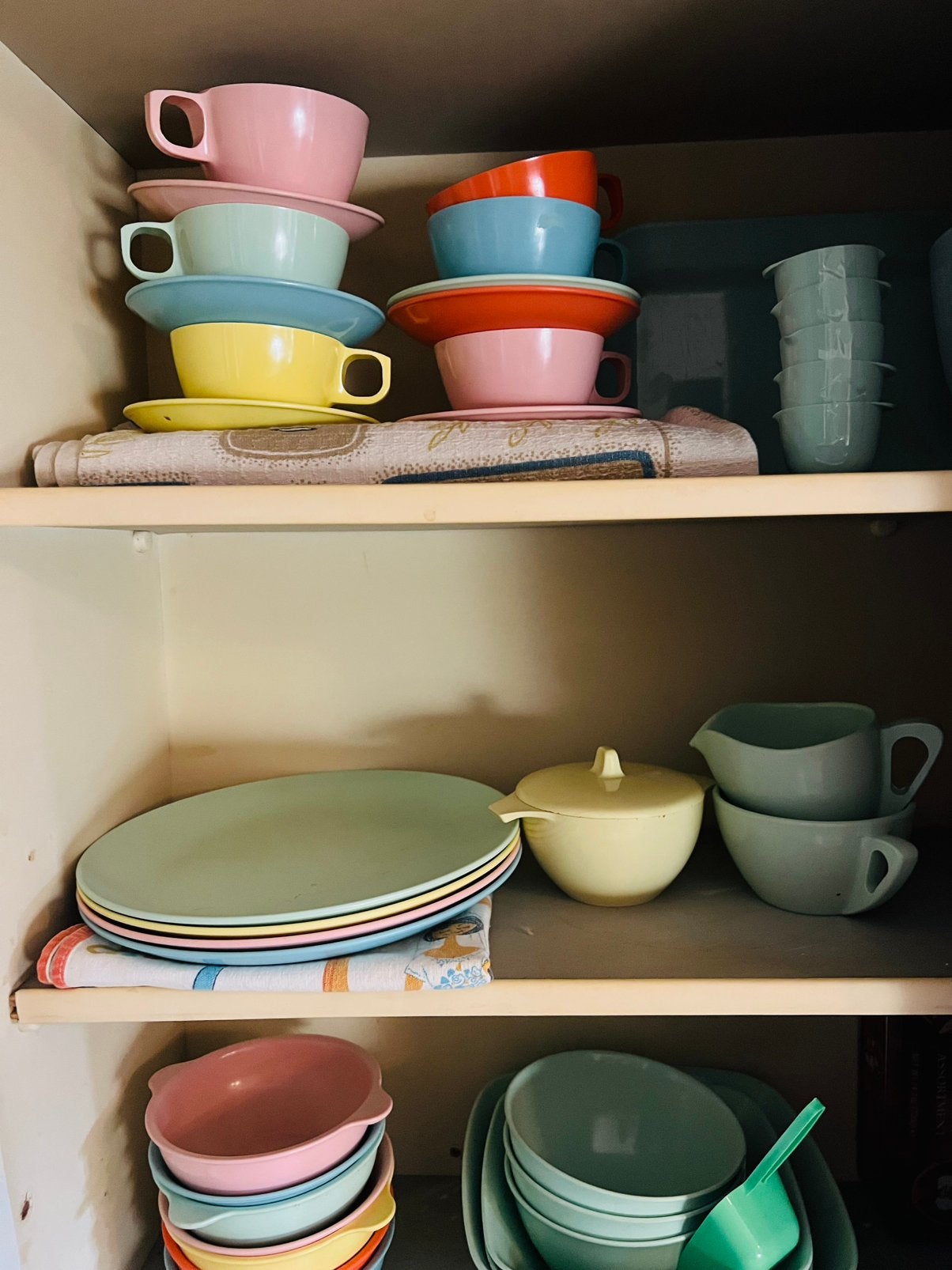 Vintage pastel jaren  50 60 servies kunststof plastics, Antiek en Kunst, Ophalen of Verzenden