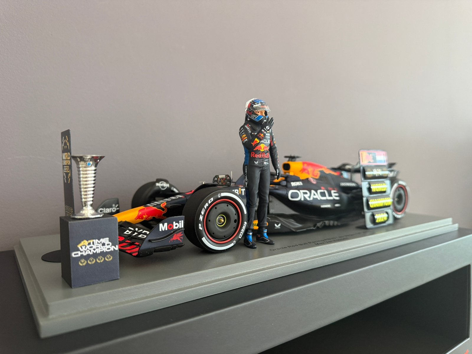 Las Vegas 2024 Spark 1:18 Max Verstappen met figuur / trofee, Hobby en Vrije tijd, Modelauto's | 1:18, Ophalen of Verzenden, Zo goed als nieuw