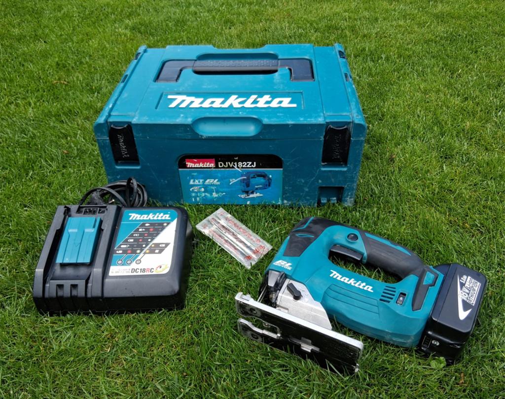 Makita DJV182ZJ 18V Brushless Decoupeerzaag + Mbox + lader, Ophalen of Verzenden, Zo goed als nieuw, Boormachine