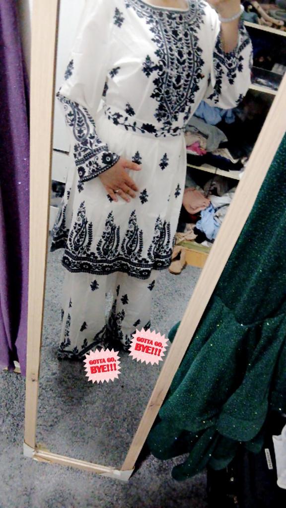 Witte Indiase/Pakistaanse Salwar Kameez met borduursels, Maat 38/40 (M), Wit, Ophalen of Verzenden, Onder de knie
