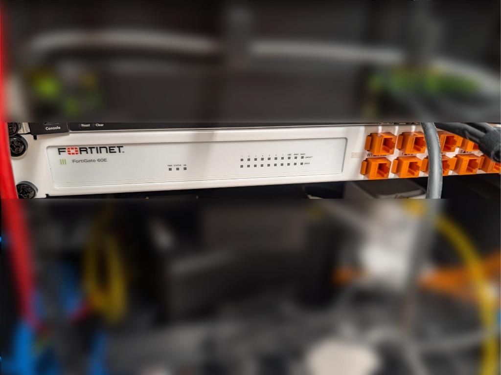 Fortigate 60e firewall + rackmount, Ophalen, Gebruikt, Router, Fortinet Fortigate